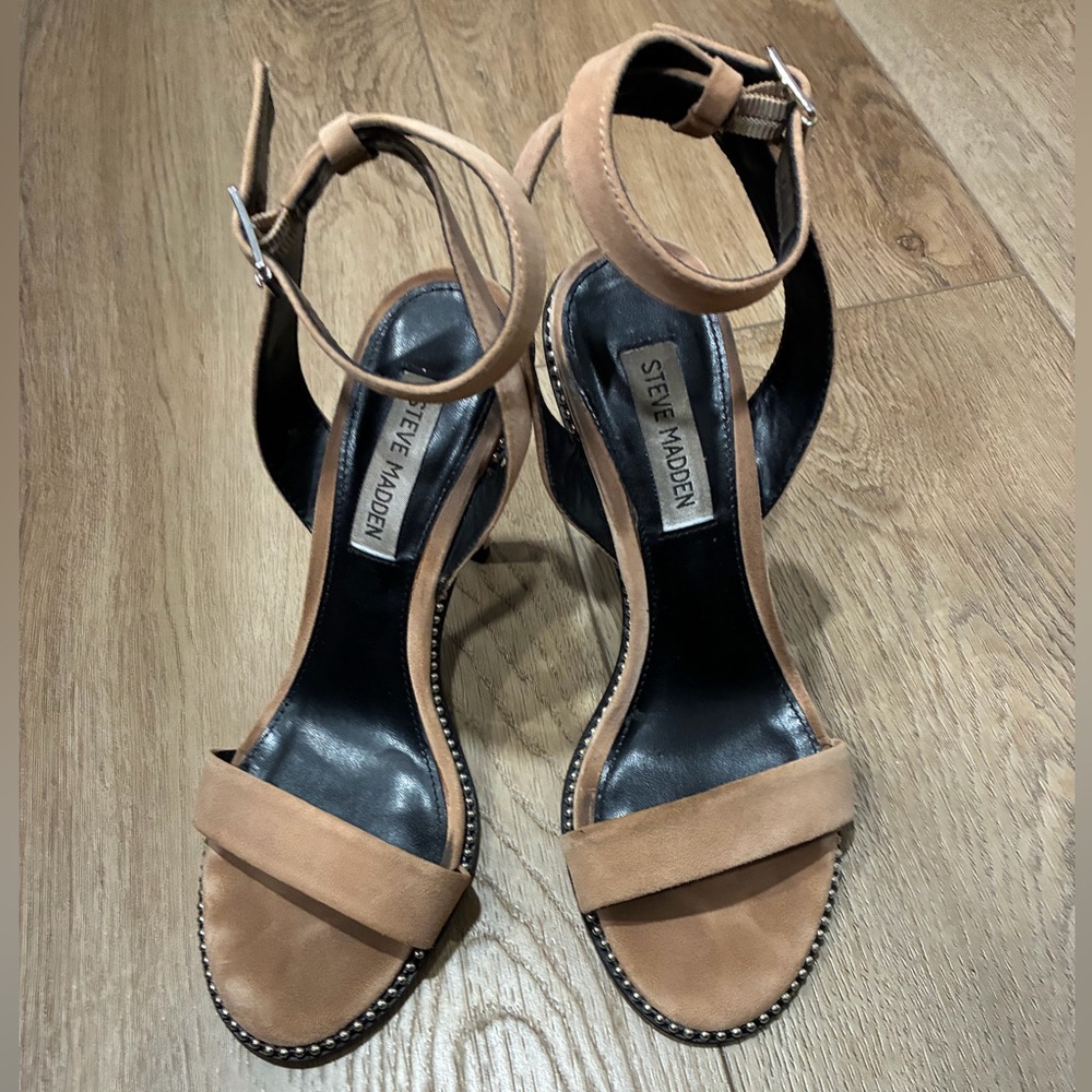 Steve Madden Sylvie sandals featuring a distinctive studded trim sz 8